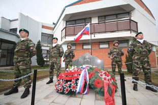 Pamtn deska slovenskm vojkm