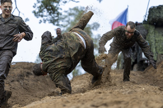 Bahno, pot a týmový duch: Češi v Litvě zorganizovali mezinárodní překážkový závod Czech Mudness