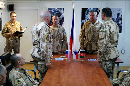 Colonel Genser and Colonel Kopecky report the handover of the operational task