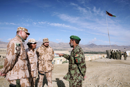 Deputy Kandak Commander Major Mutalebe in discussion with Czech mentors