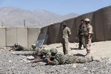 Training of Afghan soldiers in life fires