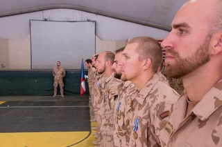 Vojáci strážní roty převzali medaile NATO za nasazení v Afghánistánu a připravují se na návrat domů