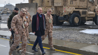 Nový velvyslanec v Afghánistánu Jiří Baloun u českých vojáků v Kábulu