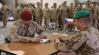 Na základnu Bagrám nastupuje po výcviku 12. strážní rota složená z vojáků z Přáslavic