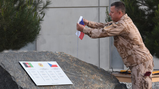 Češi slavnostně odhalili pietní místo na základně HKIA v Afghánistánu a otevřeli výstavu