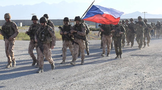 Pochod za vojáky padlé před rokem v Afghánistánu na základně Bagram