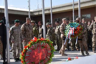 Čeští a slovenští vojáci v Afghánistánu uctili Den válečných veteránů položením věnce v národních barvách