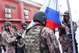 Státní vlajku v Afghánistánu musí vojáci měnit pravidelně. Ničí ji prach i střídání teplot