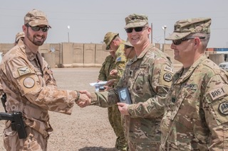 Český chemik, který slouží na misi v Iráku, dostal medaili od velitele australského úkolového uskupení