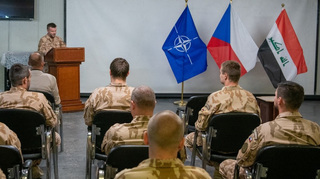 Vojáci 8. a 9. úkolového uskupení Armády ČR v Iráku si předali operační úkol