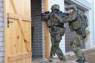 Čeští vojáci v Litvě procvičovali bojové činnosti s technikou v lese i v zastavěných oblastech