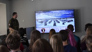 Čeští vojáci přednášeli lotyšským žákům. Zájem školáků o bezpečnostní problematiku je veliký