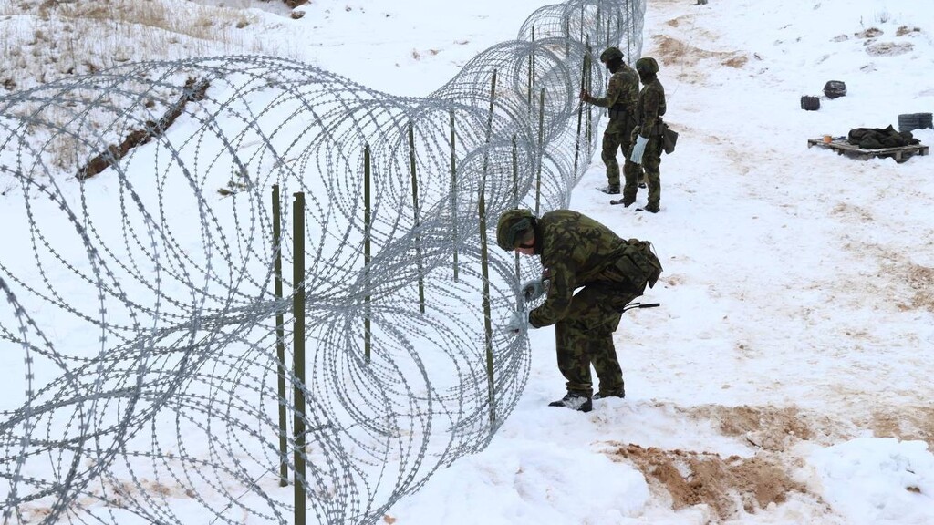 Ženisté si v Lotyšsku vyzkoušeli přesuny techniky i budování obrany