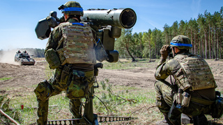 Alianční spolupráce v praxi: Vojáci v poli si vzájemně nabízejí pomoc v případě napadení