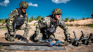 Ženisté v Lotyšsku plavili těžkou techniku přes zatopený lom