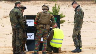 Češi uspořádali v Litvě netradiční soutěž v bojové střelbě