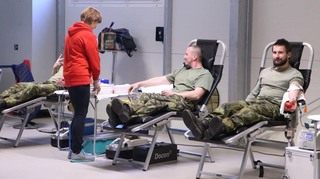 Čeští vojáci v Litvě pomáhají. Darovali krev, která může zachránit život 
