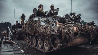 Čeští pontonisté v Lotyšsku dokážou přepravit přes vodní překážku i tu nejtěžší spojeneckou techniku