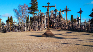 Křesťanské poutní místo v Litvě ozdobil třímetrový kříž. Připomínat bude působení strakonických vojáků v misi