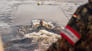 Jako pasažéři Titanicu: Do ledové vody v Litvě se nořily i ženy
