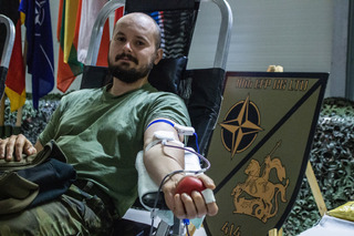 Strakoničtí vojáci v Litvě pomáhají: Darovali krev, která může zachránit život