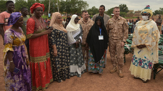 Pro lepší budoucnost žen a dětí. Čeští vojáci v Mali předali zahradnické vybavení