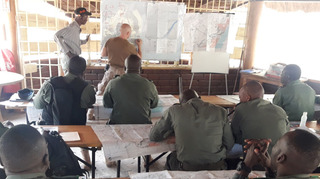 Čeští instruktoři využívají při topografickém kurzu přirozenou soutěživost malijských vojáků 