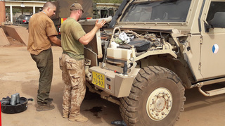 Techniku v Mali ničí vysoké teploty a prach. Vojenští mechanici z Klatov si s opravami umí poradit