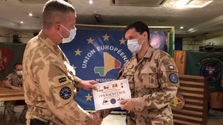 Vojáci 2. a 3. úkolového uskupení si v Mali předali operační úkol