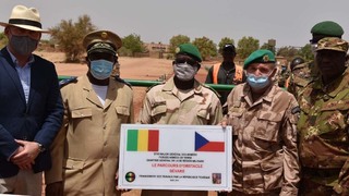 Česká republika darovala vojákům v Mali překážkovou dráhu
