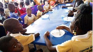 Sirotci z Kati mají díky českým vojákům kde obědvat a na učení už vidí