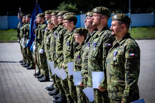 Na Slovensku převzali ocenění vojáci aktivní zálohy, po 3 měsících se část vrací domů