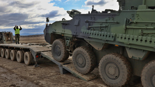 Vojáci na Slovensku si vyzkoušeli navádět Pandur nebo Titus na německý transportér nadrozměrné techniky 