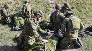 Když není bezpečno, nelze zachraňovat. Jak se liší poskytování první pomoci v boji, se učili vojáci v misi na Slovensku