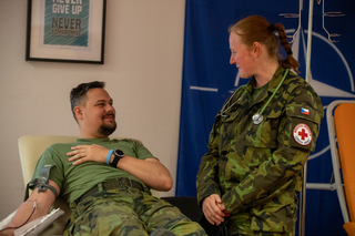 Vojáci NATO poprvé darovali krev přímo v místě nasazení