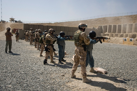Mentors supervise Afghan policemen trainees