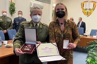 Brigadier General Kročová presented the plaque of the University of Defence to the Minister of Defence