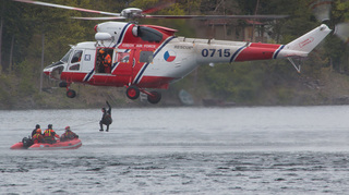 Kbelští záchranáři s vrtulníkem W-3A Sokol byli součástí cvičení na přehradě Hracholusky
