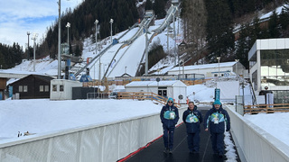 Sněhové vločky a slunce nad Val di Fiemme. Olympijské dění v den zahájení ožívá 