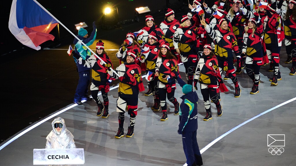 Unikátní zahájení olympiády, vzplály dva ohně. V Miláně i Cortině