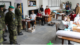 Krajské vojenské velitelství Ostrava převzalo ochranné pomůcky pro vojáky nasazené na hranicích