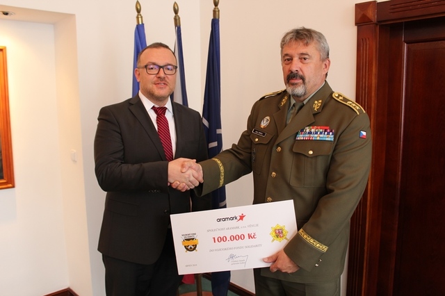 Generál Opata převzal šek, který pomůže rodinám tří vojáků padlých v Afghánistánu
