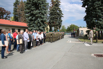 Slavnostní nástup ke Dni ozbrojených sil v Dobrušce spojili s oceněním zaměstnanců