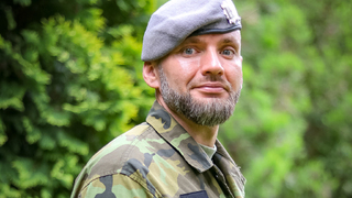 Rotný Rudolf Kaděrka pomohl muži, kterého na ulici napadla skupinka mladých