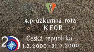 Deska z pomníku 4. průzkumné roty KFOR, Sekirača
