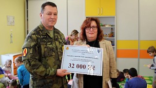 Strakoničtí vojáci pomáhají postiženým dětem již řadu let