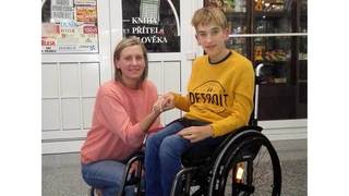 Vojáci Hradní stráže přispěli postiženému Jardovi na nový invalidní vozík