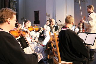 Vojenský umělecký soubor Ondráš zahrál ve vojenském kostele pro válečné veterány a zaměstnance 