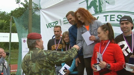 Generál Aleš Opata ocenil nejlepší sportovce na Army testu v Chrudimi cennou mincí