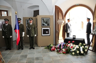 Generál Miloš Knorr se za doprovodu přeletu vrtulníku Mi-24 a čestné salvy symbolicky vrátil do Ivančic 